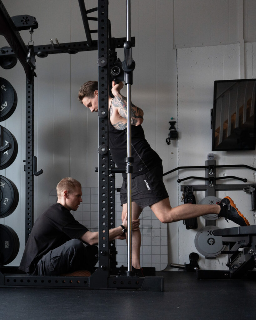 Valmentava fysioterapia on terminä uusi ja se kuvastaa tilannetta, jossa ollaan jo vamman akuutin vaiheen paremmalla puolella, mutta ei esimerkiksi vielä voida täysin puhua liikunnanohjauksesta tai urheiluvalmennuksesta